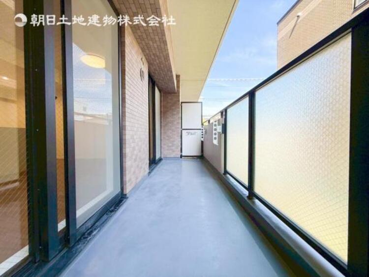 バルコニー 【バルコニー】ワイドスパンのバルコニー！奥行きがあるタイプ！洗濯物が沢山干せて陽はいっぱいあたります 
