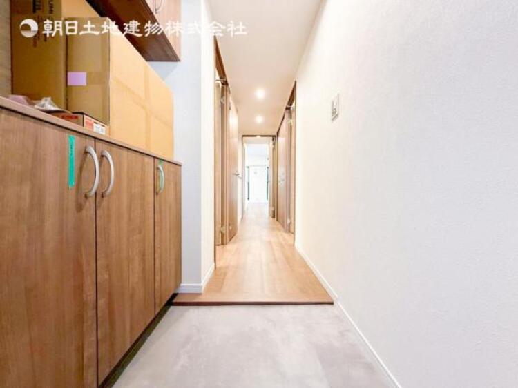 その他 【玄関】明るく広い玄関には収納力に優れたシューズボックス。　靴をスッキリと整頓することができます。 