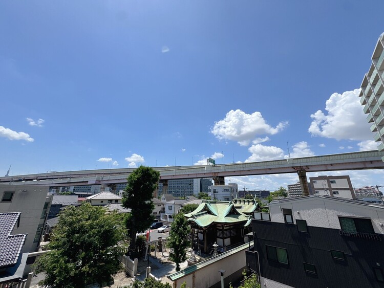 バルコニー 窓を開けると広がる青空。心をリフレッシュして日々を過ごしていきましょう。