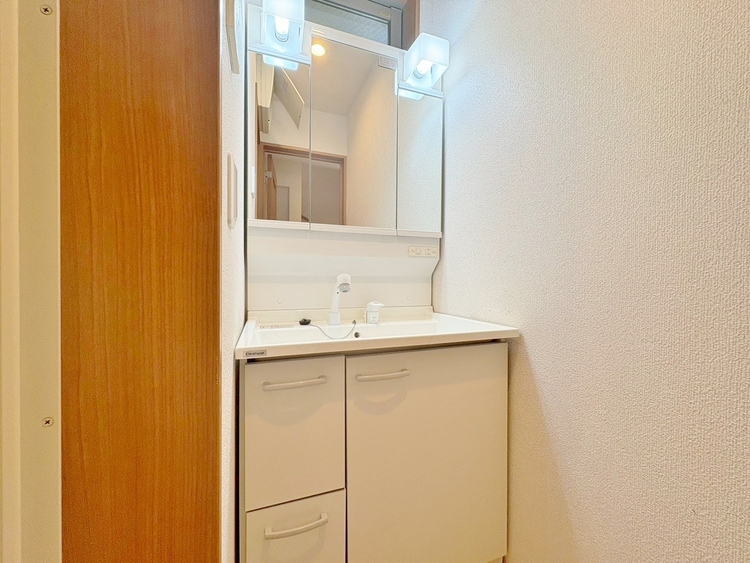 洗面 何かと物が増える場所だからこそ、スッキリと見映えの良い空間に。