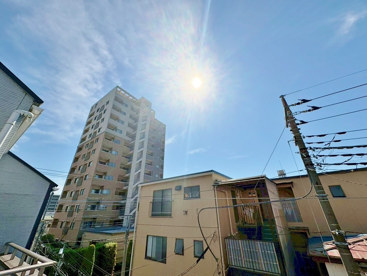 バルコニー 窓を開けると広がる青空。心をリフレッシュして日々を過ごしていきましょう。