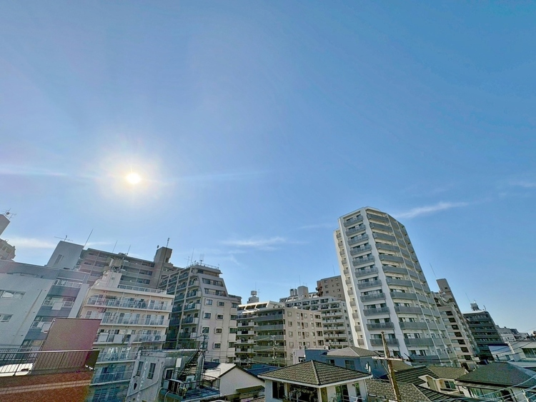 バルコニー 窓を開けると広がる青空。心をリフレッシュして日々を過ごしていきましょう。