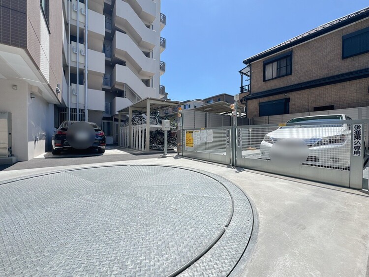 駐車場 本物件の駐車スペースです。車種制限のある場合もございますので、お気軽にお問い合わせくださいませ。
