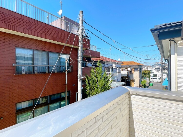 バルコニー 窓を開けると広がる青空。心をリフレッシュして日々を過ごしていきましょう。