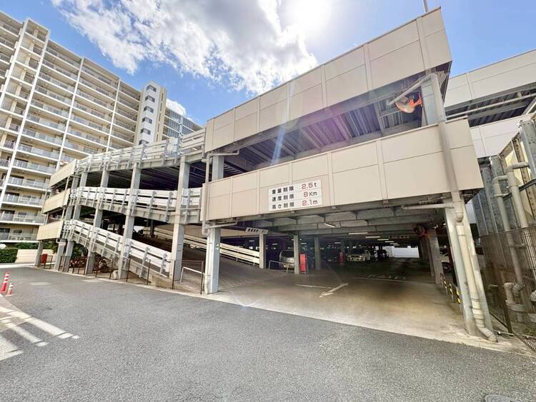 駐車場 本物件の駐車スペースです。車種制限のある場合もございますので、お気軽にお問い合わせくださいませ。