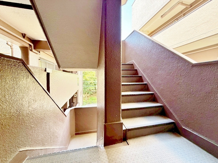 その他 落ち着いた雰囲気の階段。手すりも常設しているので、ゆったりお使いになれます。