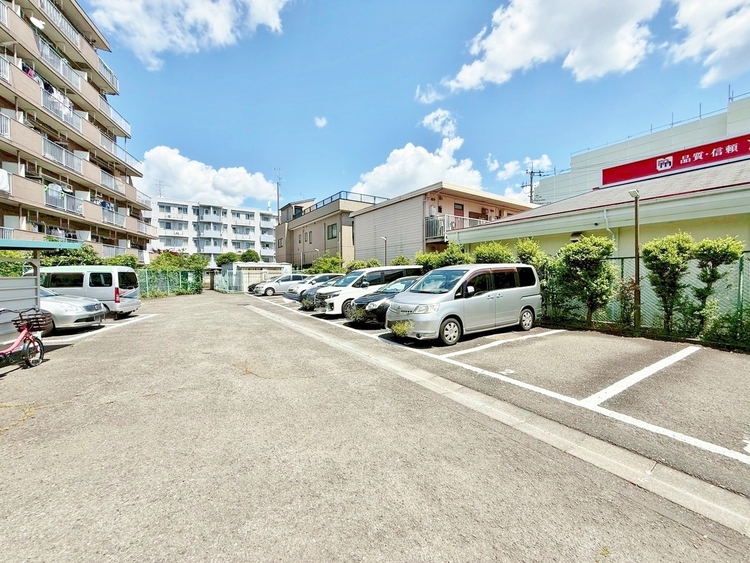 駐車場 本物件の駐車スペースです。車種制限のある場合もございますので、お気軽にお問い合わせくださいませ。