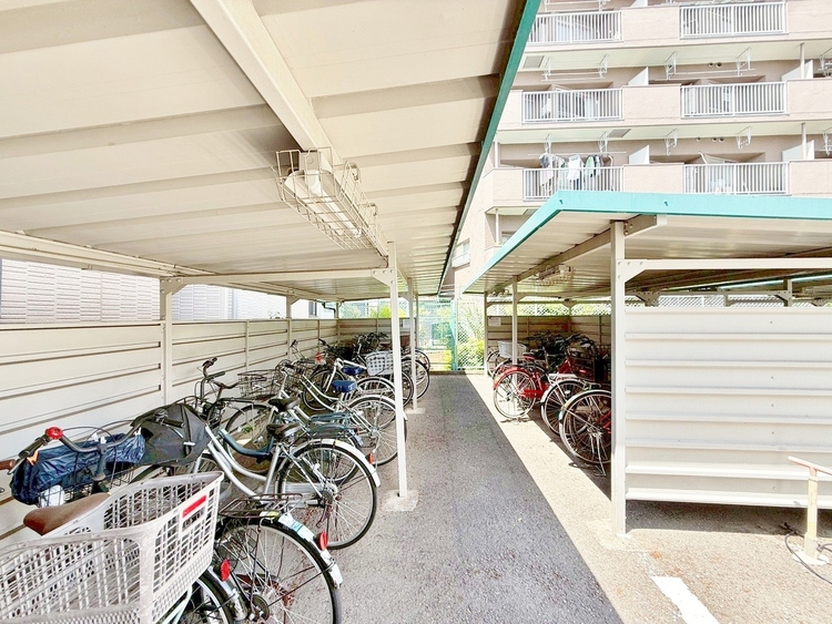 設備 きちんと整備された駐輪場。住む方の心遣いが感じられます。