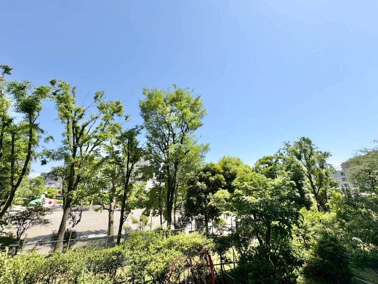 バルコニー 窓を開けると広がる青空。心をリフレッシュして日々を過ごしていきましょう。