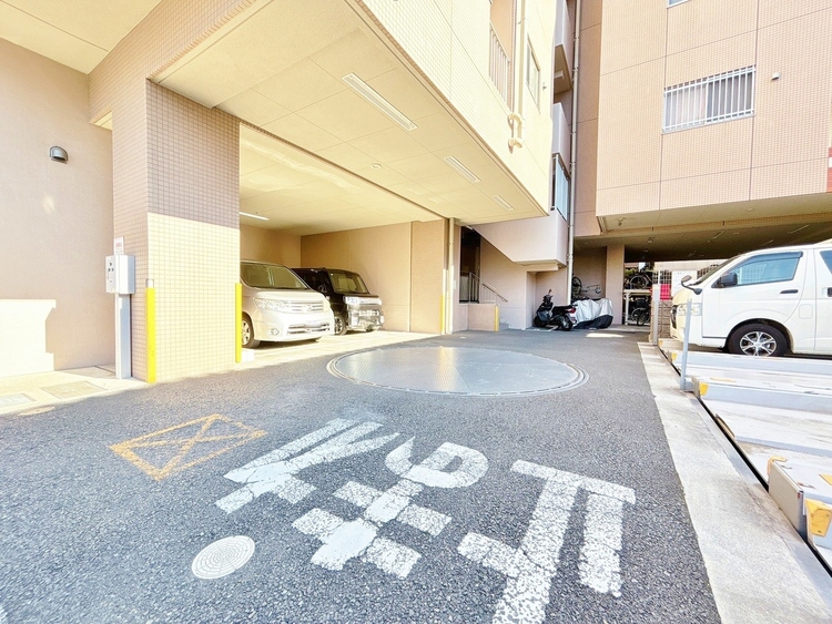 駐車場 本物件の駐車スペースです。車種制限のある場合もございますので、お気軽にお問い合わせくださいませ。