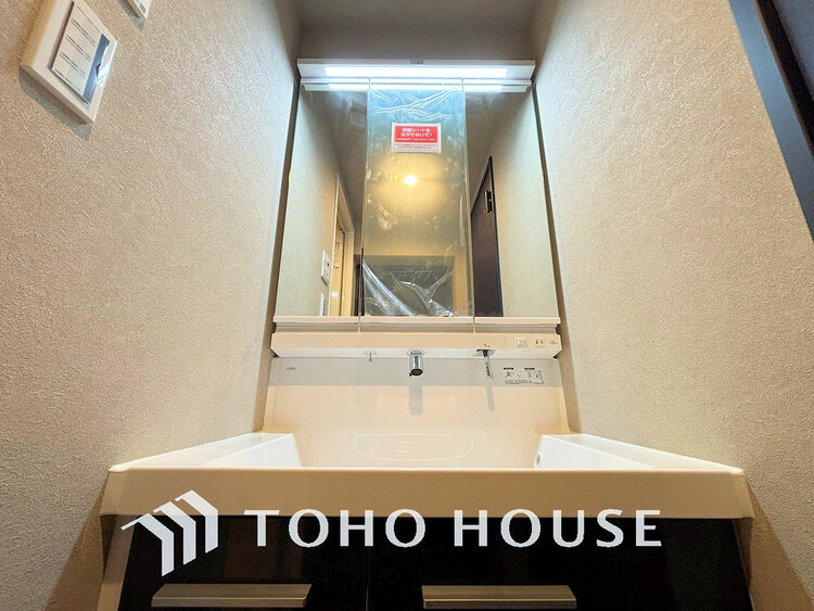 洗面 落ち着きのある色合いでまとめられた洗面室