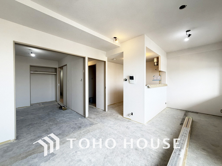 内装 広がりのある住空間、家族が集まるリビング・ダイニング（工事中です）