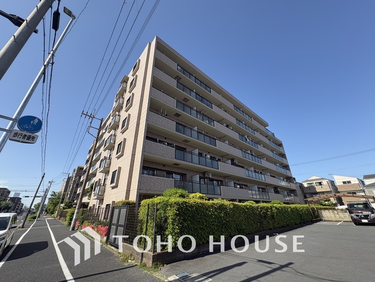 外観 〜駅まで平坦アプローチ〜大切なペットと暮らすリフォーム住戸〜南向きのため陽当り良好〜