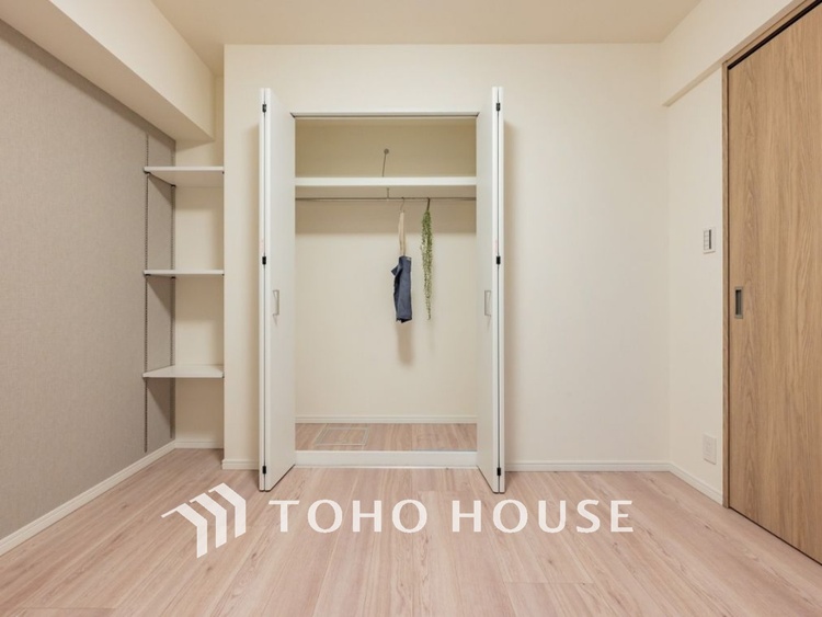 収納 各お部屋にしっかりと収納スペース（クローゼット）を設けてありますから、物が散乱することもありませんしタンスも不要。すっきりしたお部屋を好みで飾ってお過ごし頂けます。