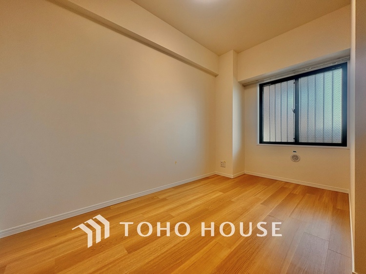 内装 使いやすく、明るい洋室に仕上がります。子供部屋や趣味のお部屋にご利用できます。ご自身で家具などを配置し、素敵な空間を創り上げられます。