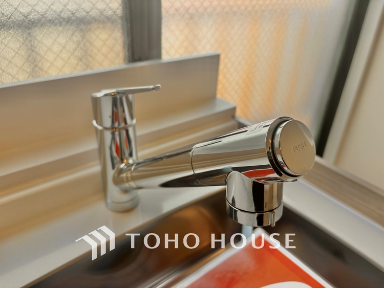 キッチン ◆愛育◆キッチンは家族の絆を育む大切な空間。シンプルで使い易いSystemKitchenで愉しく作る料理は愛情のある美味しいご馳走に。家族で使える広々としたダイニングキッチンです。