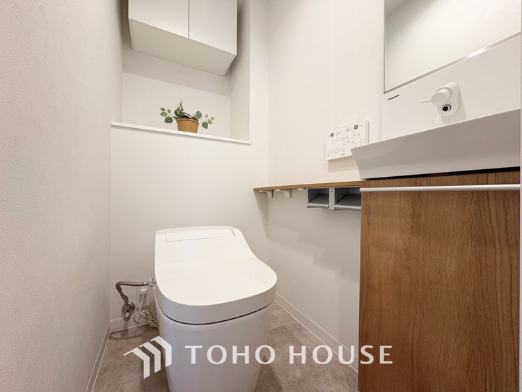 トイレ 【toilet】トイレットペーパーの使用回数を減らせることです。 シャワートイレを使用すれば、洗浄して汚れを落とすことができるため、トイレットペーパーの使用を最小限にとどめることができます。