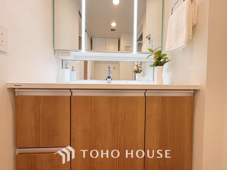 洗面 【Wash basin】十分な大きさの洗面台は収納もさる事ながら、身だしなみチェックや歯磨きなど、朝の慌ただしい時間でもホテルライクなスペースで余裕とゆとりを感じて頂けます。