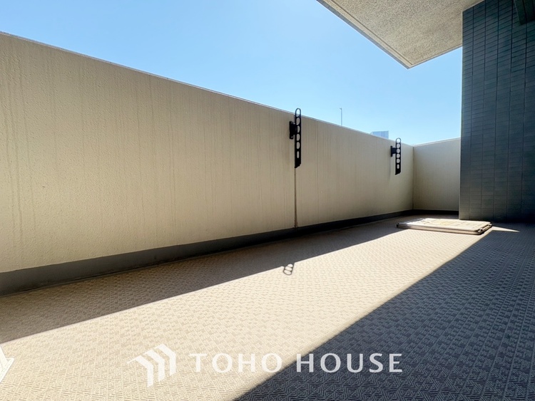 バルコニー 【Blue sky terrace】見上げると、空。時間を忘れ大空を見上げるなんて、いつぶりだろうか。こんなにも広く美しい情景がこの頭上にあったなんて。時間を忘れ、時を知る。