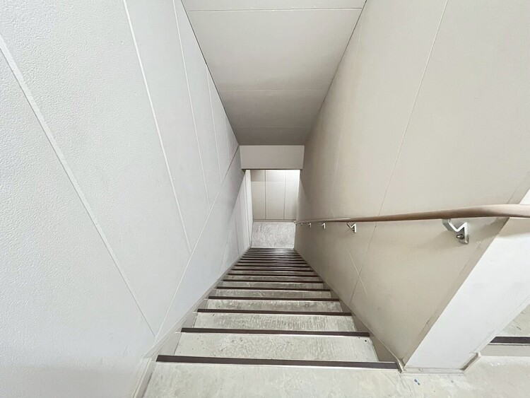 その他 共用部の階段です。明るく清潔に管理されています。
