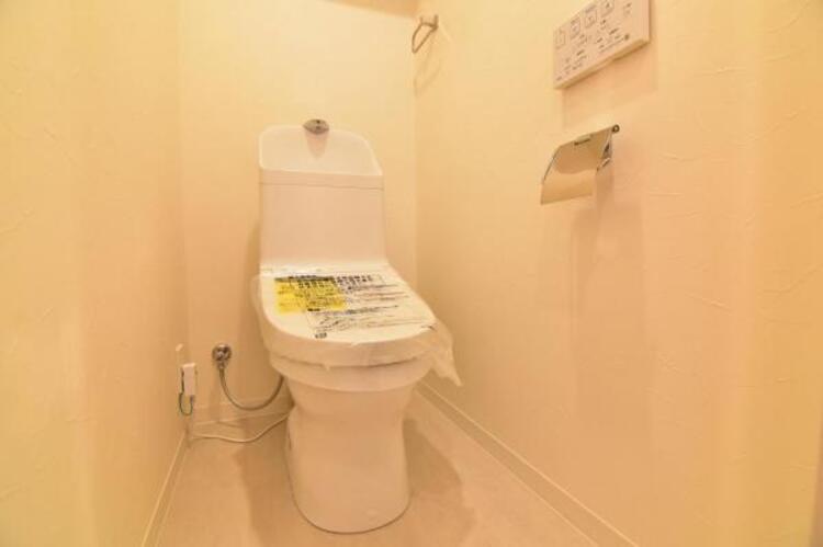 トイレ 白を基調としたウォシュレットトイレは清潔感あるプライベート空間を演出します。 