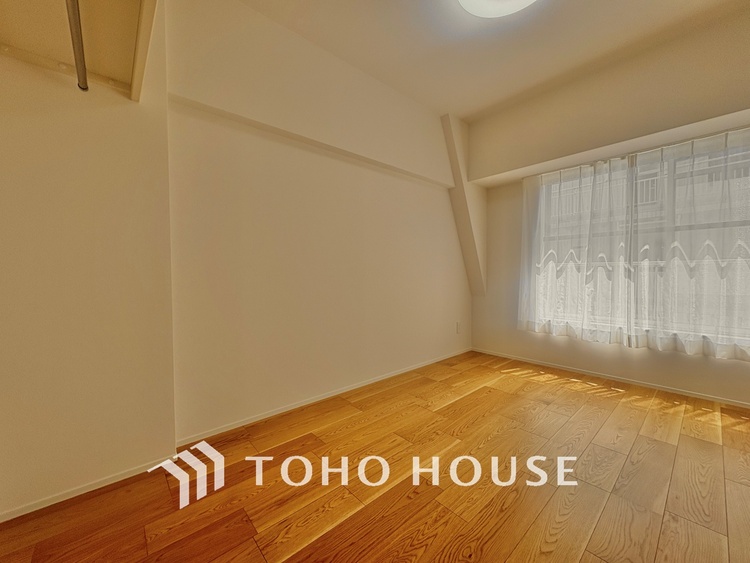 内装 使いやすく、明るい洋室に仕上がります。子供部屋や趣味のお部屋にご利用できます。ご自身で家具などを配置し、素敵な空間を創り上げられます。