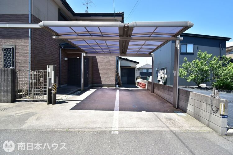 その他 【駐車場】カーポートに普通車を2台分！玄関前に軽自動の駐車スペースもあります♪