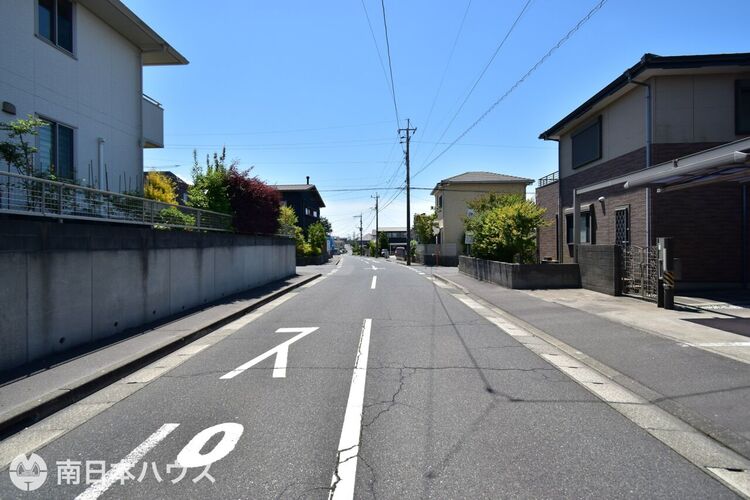 外観 【前面道路】東向きの前面道路幅は約9.0です！歩道もある広々とした道路です！