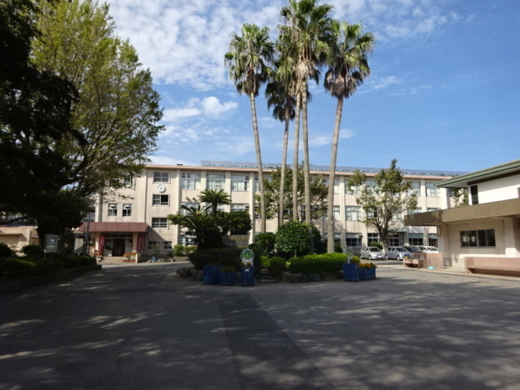 周辺 【鹿児島市立吉野中学校】は、吉野町に位置する1947年創立の中学校です。令和3年度の生徒数は864人で、28クラスあります。校訓は「『やればできる』自主・気魄・創造」です。 徒歩 約9分（約670m）