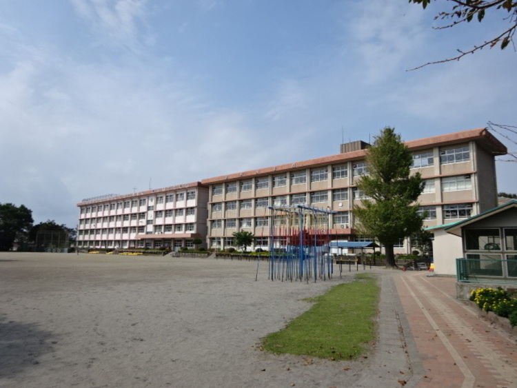 周辺 【鹿児島市立吉野小学校】は、吉野町に位置する1871年創立の小学校です。令和3年度の生徒数は1161人で、43クラスあります。 徒歩 約23分（約1780m）