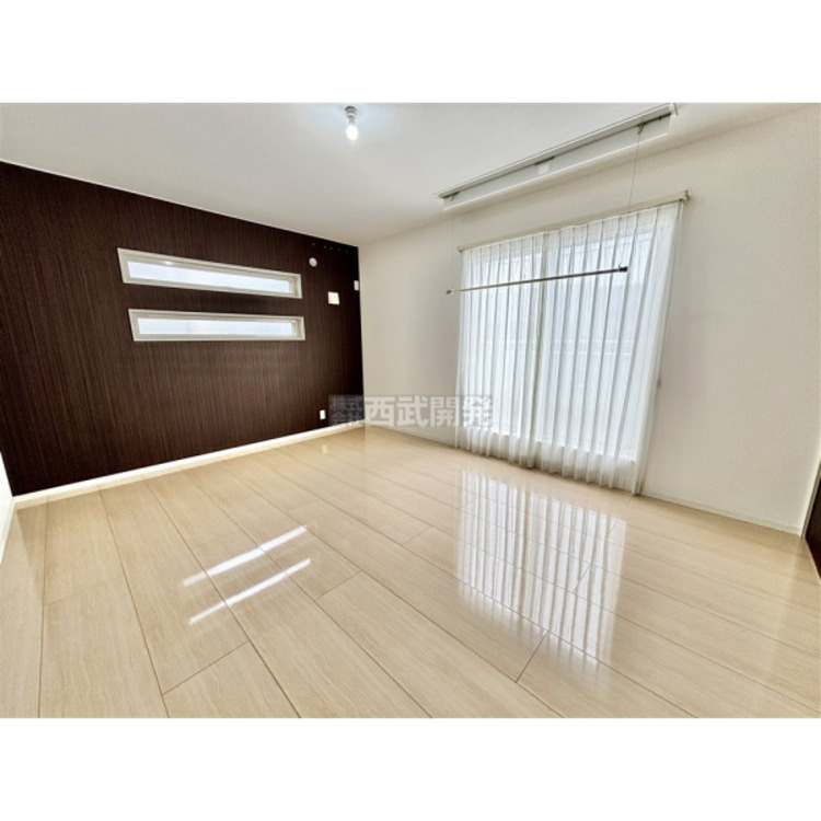 内装 洋室は日当り・通風ともに良好です。明るい部屋はそれだけで気分が晴れやかになりますね。室内物干し付きです。※レースカーテン・照明は尽きません。