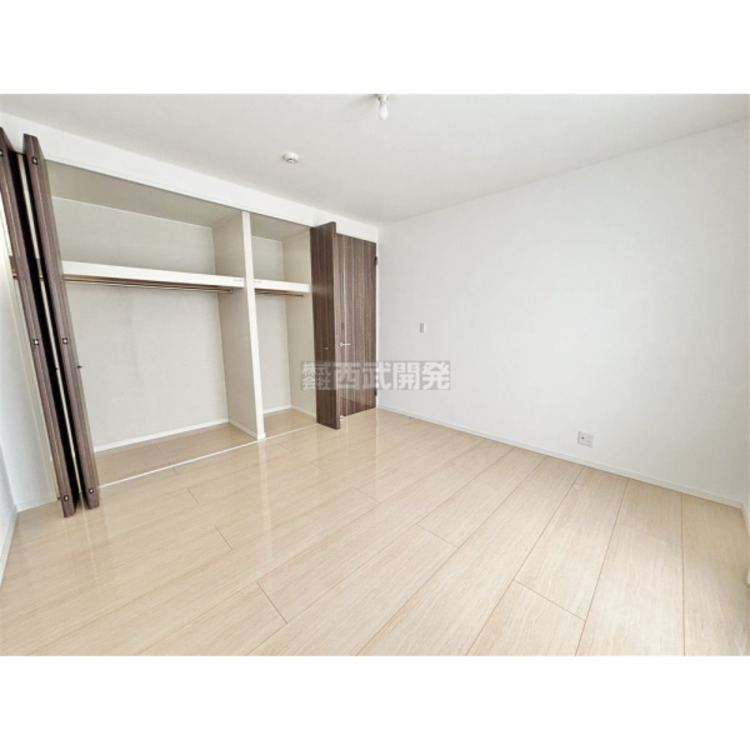 内装 収納力のあるダブルクローゼット。収納が多いとお部屋の使い勝手がとても良くなります。※レースカーテン・照明は尽きません。