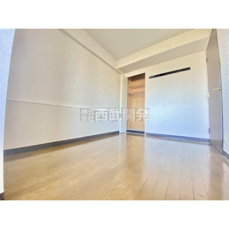 内装 部屋にはクローゼットがございます。収納が多いお家はすっきりして快適空間です。