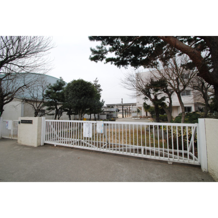 周辺 第九小学校(約620m)
