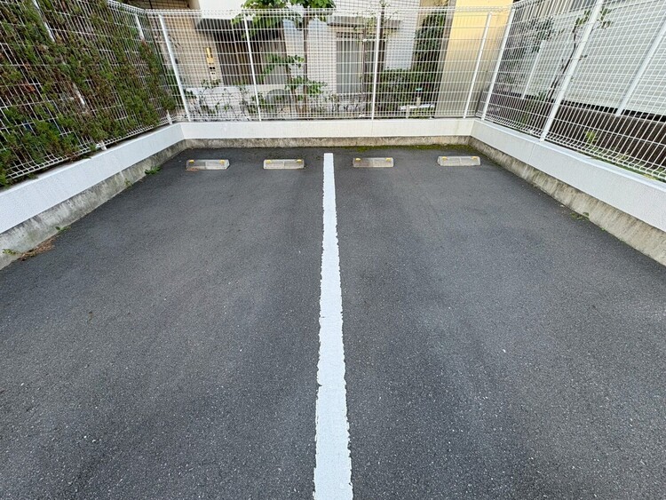 駐車場 本物件の駐車スペースです。車種制限のある場合もございますので、お気軽にお問い合わせくださいませ。