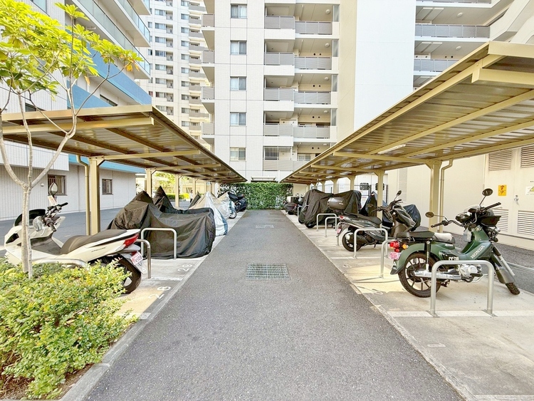 設備 きちんと整備された駐輪場。住む方の心遣いが感じられます。