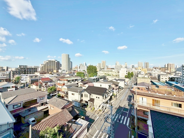 バルコニー 窓を開けると広がる青空。心をリフレッシュして日々を過ごしていきましょう。