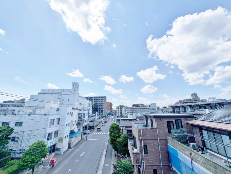バルコニー 窓を開けると広がる青空。心をリフレッシュして日々を過ごしていきましょう。