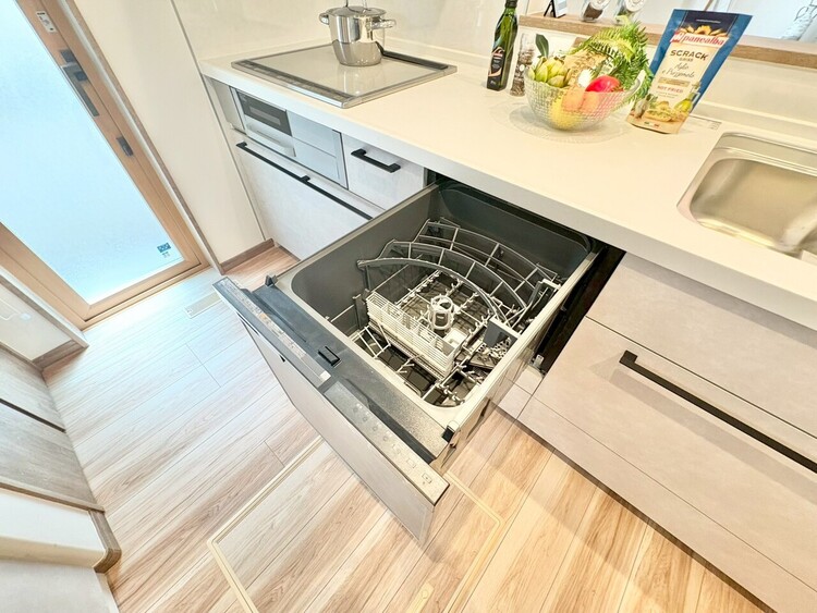 設備 食器洗いの負担を軽減。手荒れを抑えて、節水効果も見込めます。省スペースのビルトインタイプです。