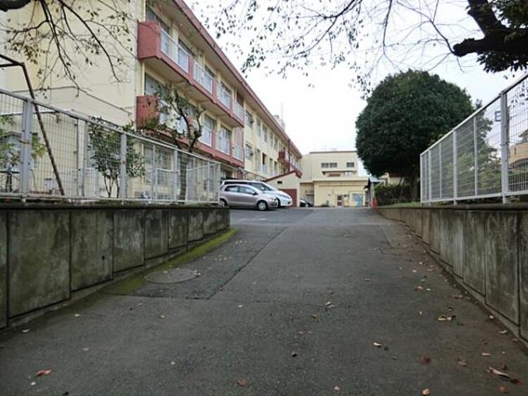 周辺 鶴ケ峯小学校	830m