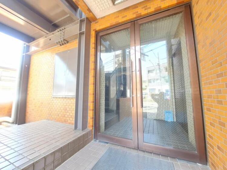エントランス 居住者の帰り、訪れる方を優しく迎えてくれるエントランスです。（2026.5.15撮影）