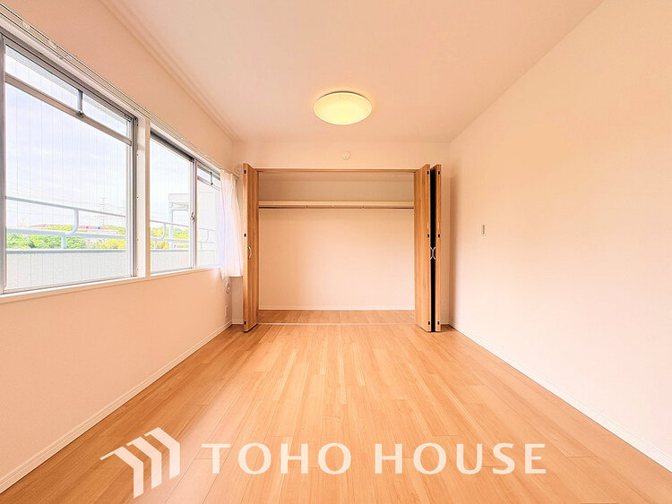 内装 採光もある洋室は、くつろぎのひと時を過ごすのにぴったり