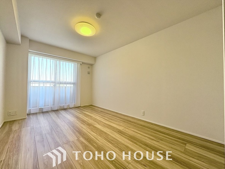内装 使いやすく、明るい洋室に仕上がります。子供部屋や趣味のお部屋にご利用できます。ご自身で家具などを配置し、素敵な空間を創り上げられます。