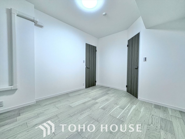 内装 使いやすく、明るい洋室に仕上がります。子供部屋や趣味のお部屋にご利用できます。ご自身で家具などを配置し、素敵な空間を創り上げられます。
