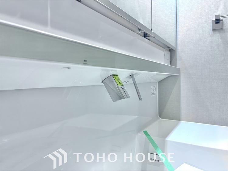 洗面 気持ちの良い朝をつくりだし、夕方には笑顔を取り戻させてくれるミラー。パウダールームはいつでも本来の自分を取り戻せる空間。明るく仕上げてあります。