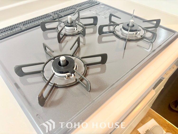 キッチン 【KITCHEN】◆開放的◆後片付けが楽なシステムキッチン。収納スペースの充実！