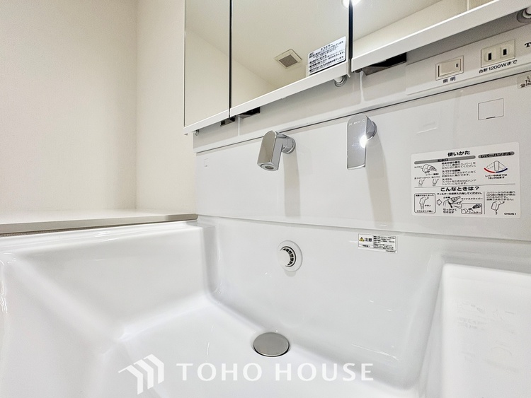 洗面 【WASHROOM】◆快適◆煌びやかな暮らしの中にも忘れたくない快適さ。大きな収納が助けてくれます。