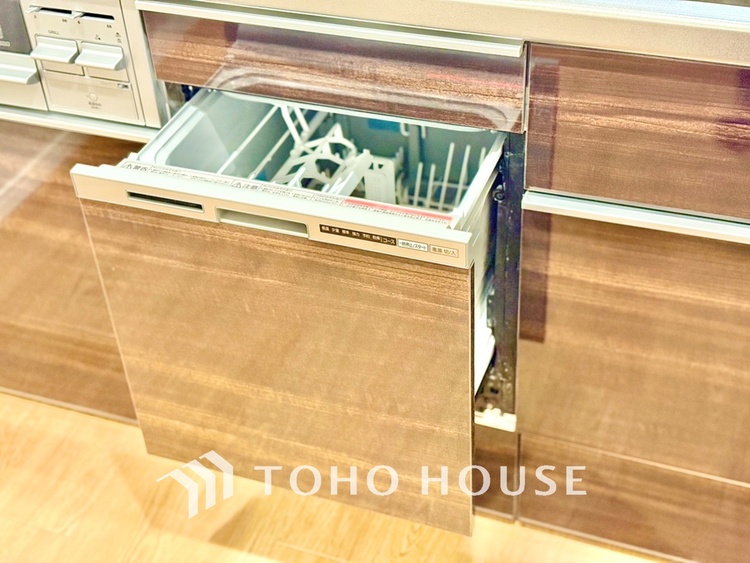 キッチン 家事の最も強い味方の一つ・・ビルトイン型の食器洗浄乾燥機。手洗いでは落ちない汚れも高温・高圧ですっきり。大幅な時短になるのが嬉しい。