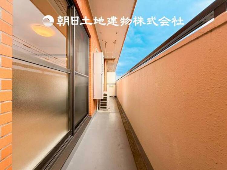 バルコニー 【バルコニー】広々としたバルコニースペース。日々のお洗濯もはかどります。陽当たりの良いバルコニー。お洗濯も良く乾きます。