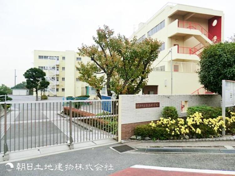 周辺 【上山小学校】700ｍ　児童数が３００人台で、生徒ひとりひとりに目が届きやすい環境です。「ここがふるさと」という教育テーマがあり地域の結びつきが強いのも魅力です。